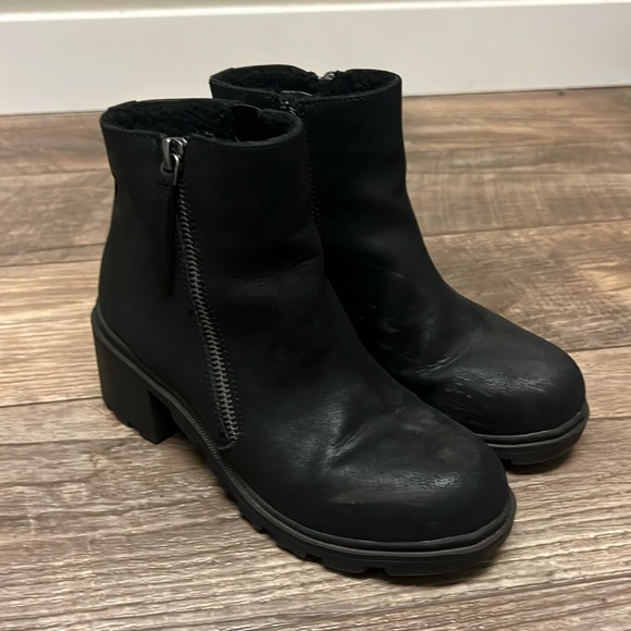 Girls boots size 2 - Picture 1 of 6